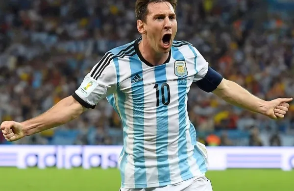 Argentinski nogometni superzvezdnik Lionel Messi, ki igra za 
španskega nogometnega velikana Barcelono, in njegov oče 
Jorge Horacio Messi sta bila danes obsojena zaradi davčne 
utaje.