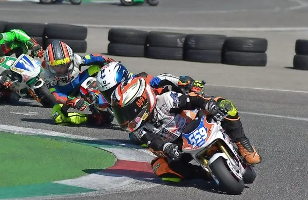 Na četrti dirki italijanskega prvenstva  podmladka v motociklističnem razredu mini moto sta uspešno nastopila 
primorska dirkača -  mlajši Etien Kantar Božič  in starejši  Enej 
Logar.