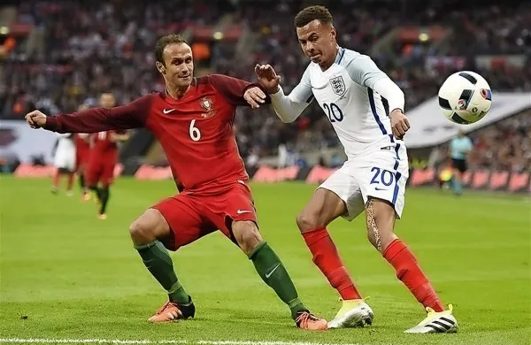Ricardo Carvalho (levo) bo drevi s Portugalci lovil svoj drugi  
finale po dvanajstih letih.  