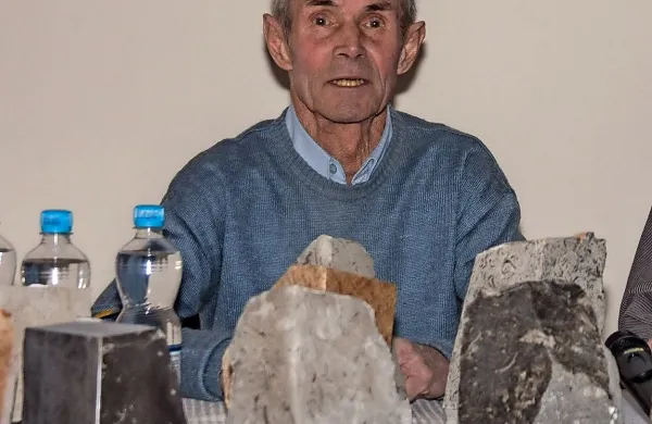 Kamnoseški mojster Gabrijel Jeram  iz Štorij pri Sežani bo 
predstavil svoje kamnite mojstrovine, pa tudi  nekaj najzanimivejših primerkov iz svoje  bogate zbirke različnih kamnov. 