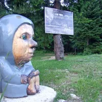 Lesena skulptura akademske kiparke Urše Toman dela 
družbo fotografijam Žige Koritnika.