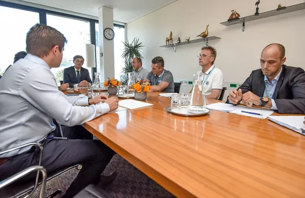 Od premierja pričakujejo, da se  jasno in javno opredeli do njihovih zahtev