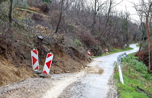 Jutri oziroma predvidoma v začetku prihodnjega tedna se bo 
začela sanacija  zemeljskega plazu ob cesti, ki povezuje Sv. 
Anton in Potok. 