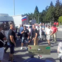 Postanek Na jasi. “Luke ne damo,” vzklikajo protestniki, ki se 
iz Kopra vozijo v Ljubljano.