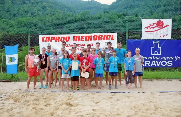 Na 13. Capkovem memorialu v Kanalu so se pomerili 
odbojkarji vseh generacij. 