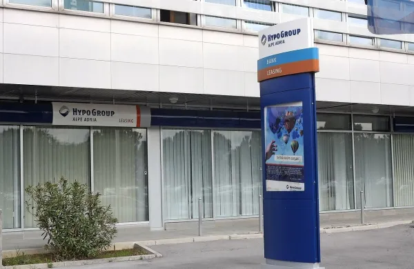  Hypo Alpe Adria se bo od ponedeljka  uradno imenovala 
Addiko Bank, značilno modro barvo pa bo zamenjala svetlo 
rdeča.