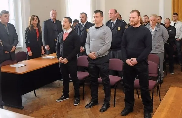 Adnen Budimović (prvi z leve) prestaja devetletno zaporno 
kazen, Igorja Ilića (v sredini) in Primoža Požuna pa so v Pulju 
tokrat oprostili obtožbe.