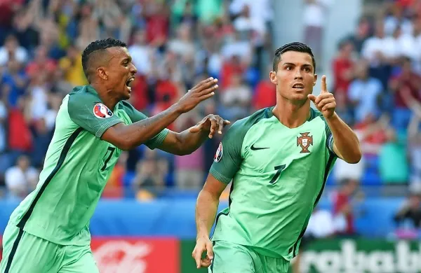 Cristiano Ronaldo (desno) je odprl pot Portugalcem do finala 
evropskega prvenstva. 
