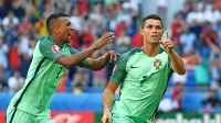 Cristiano Ronaldo (desno) je odprl pot Portugalcem do finala 
evropskega prvenstva. 
