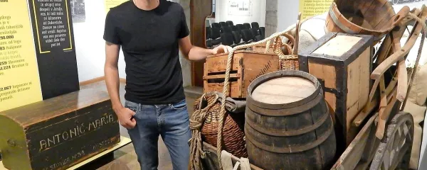 Kustos razstave Marko Klavora ob “boreli”, ročnem vozičku, 
ki so ga Primorci uporabljali za prevažanje zelenjave in 
poljščin, ob nenadnem odhodu v begunstvo pa so nanj 
naložili najnujnejše za na pot. 