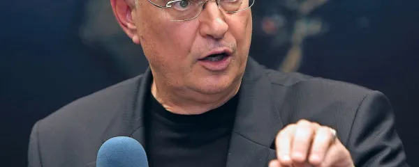Prof. dr. Marko Pavliha je mednarodno priznani pravni strokovnjak, 
profesor na Fakulteti za pomorstvo in promet v Portorožu ter esejist. Med 
letoma 2004 in 2006 je bil v vladi Antona Ropa minister za promet.