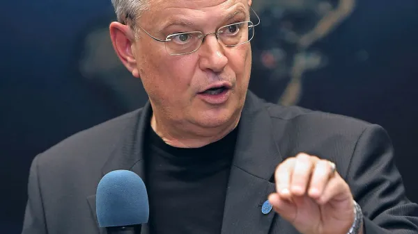 Prof. dr. Marko Pavliha je mednarodno priznani pravni strokovnjak, 
profesor na Fakulteti za pomorstvo in promet v Portorožu ter esejist. Med 
letoma 2004 in 2006 je bil v vladi Antona Ropa minister za promet.
