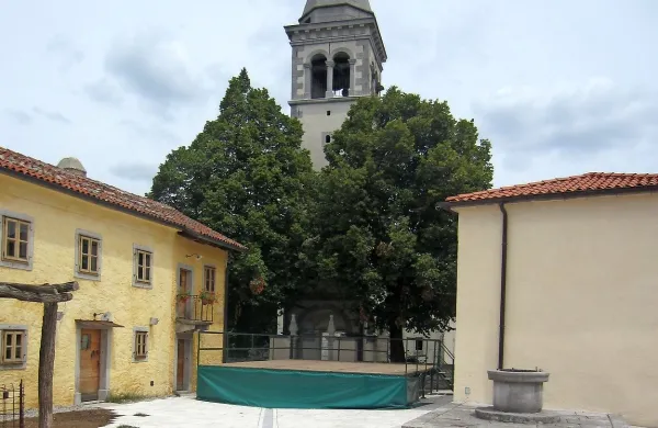 Nocoj ob 21. uri bo  na trgu v Škocjanu Slovensko kulturno 
društvo Tabor z Opčin zaigralo grotesko Klinika za živčne 
čudeže.