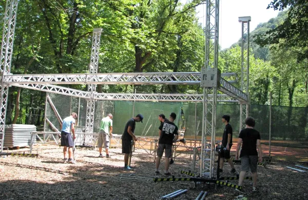 Sotočje te dni valovi v elektronski dance glasbi.  