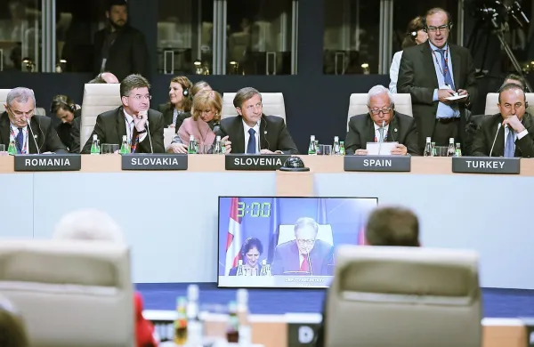 

Po neuradnih informacijah naj bi Slovenija prispevala vod s 
30 vojaki za bataljon pod kanadskim poveljstvom v Latviji.