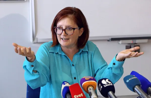 Na četrtkovi seji so člani nadzornega sveta Luke Koper 
glasovali o razrešitvi Alenke Žnidaršič Kranjc z mesta predsednice, ker naj bi s svojim ravnanjem in odločanjem 
bistveno pripomogla k skrajno napetim odnosom med vlado 
in Luko Koper in naj bi s tem ključno prispevala k zapletu, ki 
je nastal v Luki.