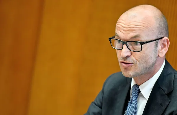 Na vprašanje, zakaj Slovenija ni Islandija, kjer je bančna 
kriminaliteta pred in med finančno krizo dobila že večino 
epilogov, je guverner Boštjan Jazbec odgovoril, da 