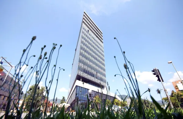 Na dražbi 11. julija bo iz stečaja gradbenega podjetja 
Euroinvest naprodaj 18 večinoma nedokončanih stanovanj v 
poslovno-stanovanjski stolpnici Eda Center v središču Nove 
Gorice.