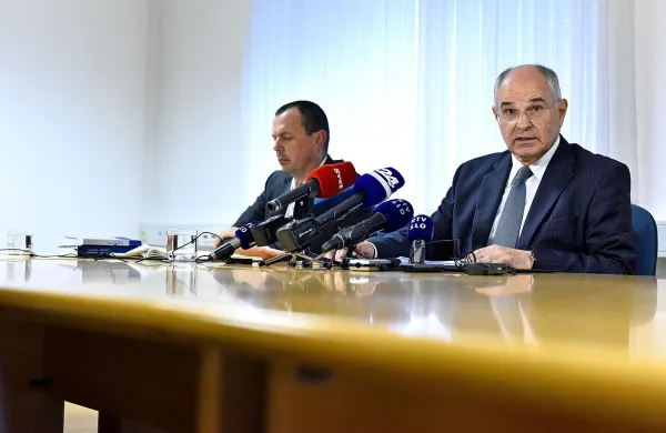 Generalni državni tožilec Zvonko Fišer (desno) in vodja 
specializiranega tožilstva Harij Furlan sta včeraj pojasnjevala 
okoliščine hišne preiskave v Banki Slovenije.