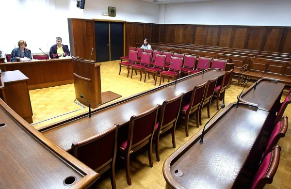 Zatožna klop, na katero bi moral včeraj zjutraj sesti Gašper 
Fabjan, je ostala prazna. 