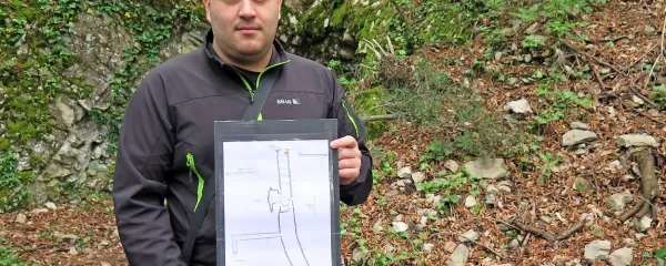 Fabio Mergiani  želi s pomočjo arhivov in dostopnih zemljevidov raziskati skrivnost podzemnih rovov. 