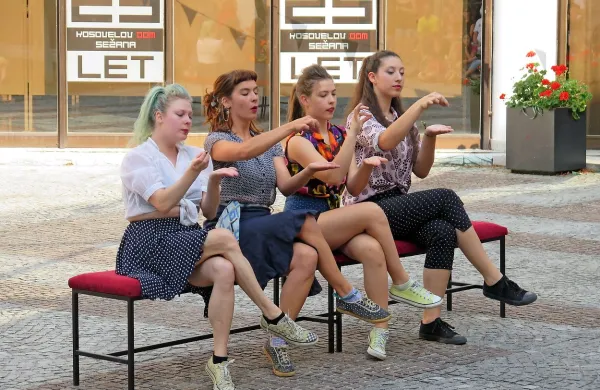 Nastopile so tudi plesalke sežanske skupine Mehki čevlji.