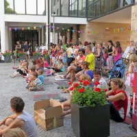 Uvod v Mladifest se že tradicionalno dogaja na ploščadi pred 
Kosovelovim domom in tako je bilo tudi včeraj.