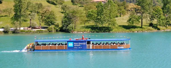 Rečna ladja Lucija obiskovalce po jezeru prevaža že več kot 
dvajset let.