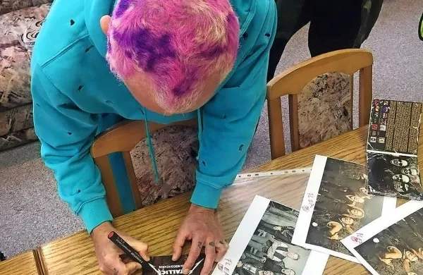 Na fotografiji z Instagrama je jasno videti, da basist skupine 
Red Hot Chili Peppers Flea podpisuje fotografijo Metallice. 