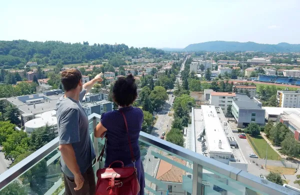 Iz stanovanj v Eda centru se odpira lep razgled na mesto, na 
prvi javni dražbi pa so prodali le pet parkirišč v podzemni 
garaži.