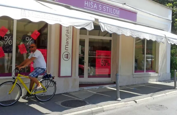 Kupci tudi na razprodajah kupujejo vse bolj premišljeno.