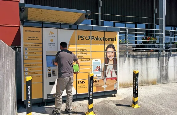 Novodobni način pošiljanja paketov po pošti, naj bi starega le 
nadgradil.