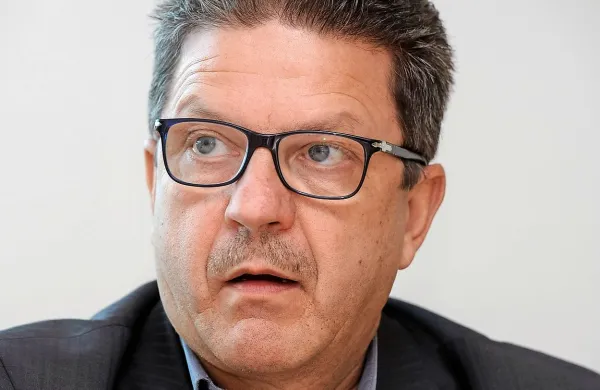 Konrad Kuštrin: “Tudi 
med ljudmi z 
osnovnimi 
kvalifikacijami bi 
težko našli takšne, ki 
bi v prostem času 
delali za plačilo osem 
do deset evrov neto na 
uro.” 