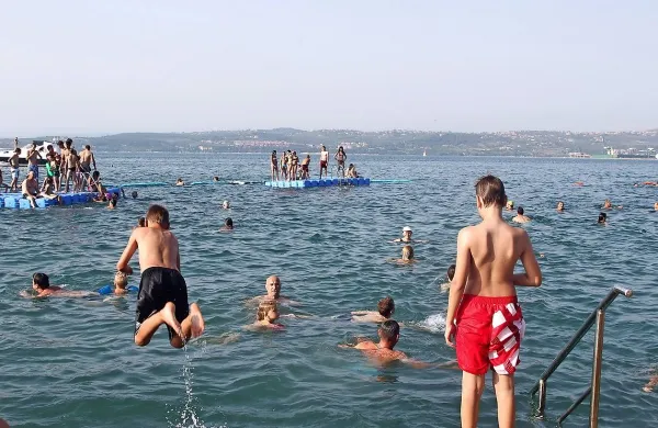“Ni pomembno, kdo sem jaz. Pomembno je, da se zavemo, 
da je veliko otrok v Sloveniji, ki še niso videli morja,” poudarja 
naša sogovornica. 