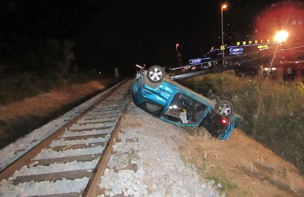 Avto s ceste zletel na železni&scaron;ke tire