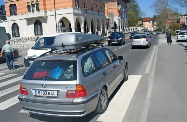 Nova bistriška obvoznica središča Ilirske Bistrice (na fotografiji)  ni rešila  
tranzitnega prometa. Ugotavljajo, da je po  obvoznici celo manj prometa 
kot skozi mesto.  Glavni razlog so tuja vozila, ki jih navigacijski sistem 
usmeri po najkrajši poti.

