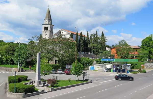 Bencinski servis v središču Komna načrtujejo preseliti, želja vodstva občine je, da  ob cesto, 
ki vodi k Tomačevici, a bodo upoštevali najprej želje koncesionarja. 

