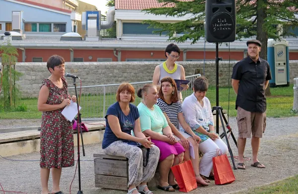 Nagrajenci pesniškega natečaja so svoje pesmi  prebirali v parku Stari grad.
