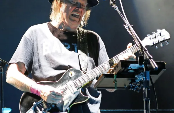 Neil Young se je   že predlani med  evropsko turnejo  za 
obvarovanje Zemlje zavzemal v majici z napisom Earth, ki so 
jo brezplačno dobili tudi obiskovalci. Letos je napis pristal na 
naslovnici istoimenskega dvojnega koncertnega albuma.