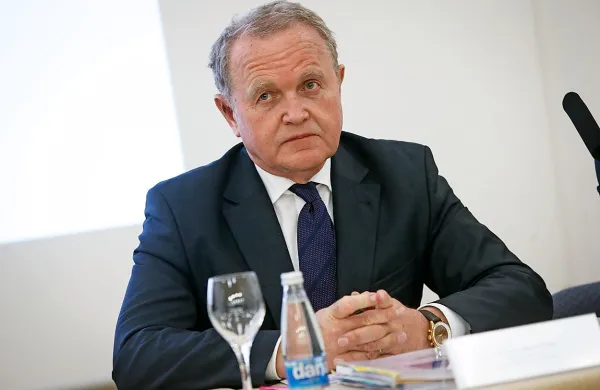 Državni sekretar na ministrstvu za finance Metod Dragonja o 
odstopu razmišlja, a se še ni odločil.