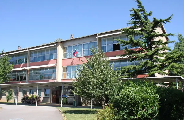 Ajdovska občina bo prihodnje leto z zasebnim partnerjem  ali 
sama energetsko sanirala stavbo dve OŠ Danila Lokarja in jo 
prenovila za potrebe glasbene šole. 