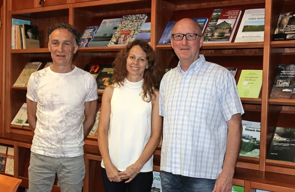 Krasoslovci z Inštituta za raziskovanje krasa (na fotografiji z 
leve dr. Tadej Slabe, dr. Tanja Pipan in dr. Martin Knez) so 
opozorili, da je bilo pri načrtovanju drugega tira treba 
upoštevati zlasti prevotljenost terena in gladine ter stekanje 
podzemske vode. 