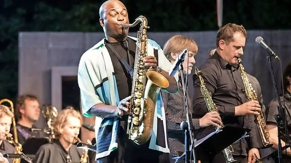 Ameriški jazz saksofonist Jamesu Carterju je minulo nedeljo s svojim triom in Big bandom 
RTV Slovenija navdušil prepoln amfiteater Kromberškega gradu. 