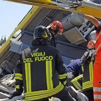 Reševalci so iz zveriženih vagonov  rešili več kot 50 ranjenih 
potnikov, najmanj 27 pa jih je umrlo. 