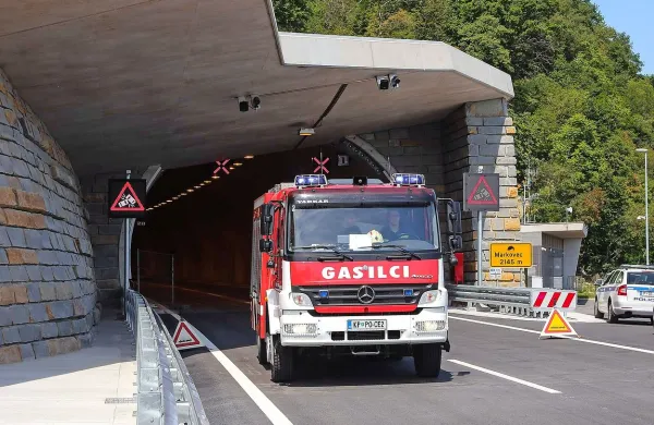 Koprska brigada razpolaga s 65 operativci, kar jim  omogoča, 
da imajo v stalni pripravljenosti 24 ur na dan najmanj enajst 
gasilcev.