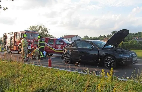  Voznik tovornjaka s polpriklopnikom zaradi neprilagojene 
hitrosti ni uspel ustaviti in je zavil v desno na travnik, pri tem 
pa s prednjim levim delom polpriklopnika trčil v zadnji del 
avtomobila.