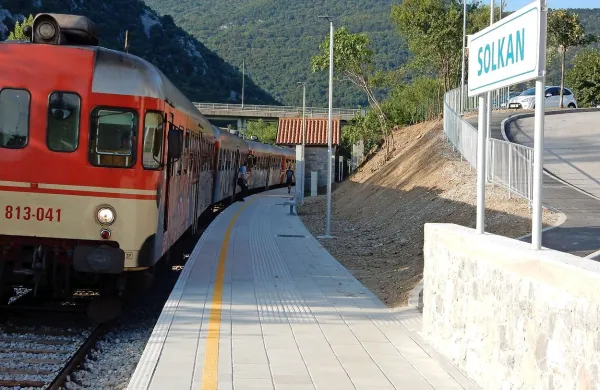 Prvo sodobno železniško postajališče na severnem Primorskem je v Solkanu. 