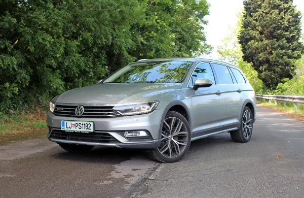 Navzven je kljub višji postavitvi videti kot običajen passat, 
linije so klasične.