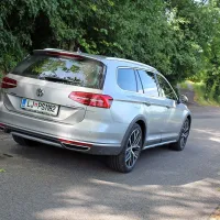 Navzven je kljub višji postavitvi videti kot običajen passat, 
linije so klasične.  
