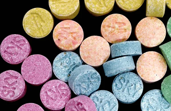 

V zadnjem času so  zaznali pojav večjega števila različnih vrst 
tabletk ekstazija, med njimi tudi take z višjo vsebnostjo 
MDMA, kot so bili uporabniki vajeni v preteklosti.